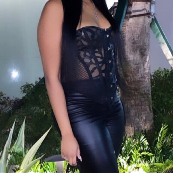 STUNNING Lace Up Corset - Picture 3 of 8